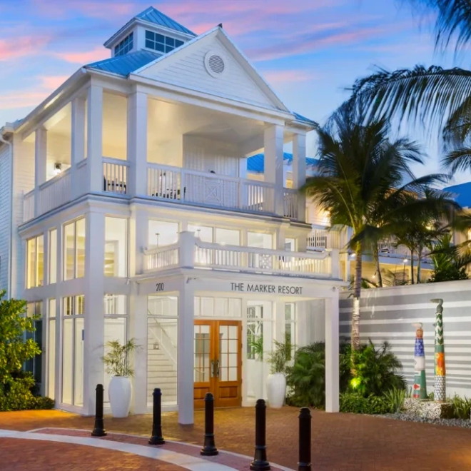 a palm tree in front of a building